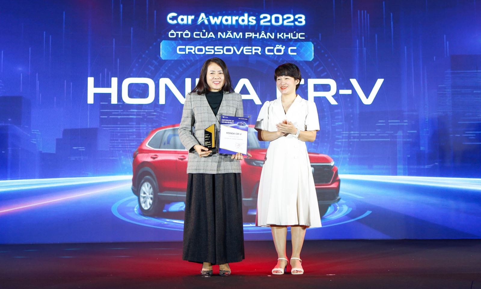 Bà Bùi Thanh Vân – Thư ký tòa soạn báo VnExpress trao Giải “Ô tô của năm” hạng mục xe Crossover cỡ C cho đại diện Công ty Honda Việt Nam – Bà Đỗ Thu Hoàng – Phó TGĐ Thứ Nhất